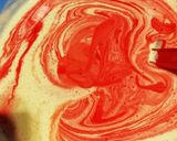 Foto del paso 2 de la receta: Bizcochuelo rojo con dulce de leche, chocolate y frutillas