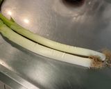 Une image de l'étape 1 de Salade de tomates, concombre et poireaux marinés à la feta.