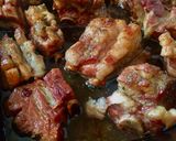 Fokhagymás-majoránnás sült oldalas krumplipürével recept fázis 6 fotója