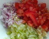 Foto del paso 1 de la receta: Ensalada de pepino, tomate y aguacate aliñada con agua de mar