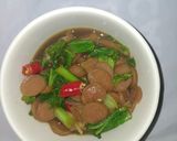 Foto langkah ke 3 dari resep Tumis sawi hijau sosis ayam.