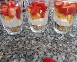 Foto del paso 1 de la receta: Copa de yogurt con frutas y granola 🍓🥭