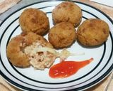 Foto langkah ke 5 dari resep Bola Nasi Kornet with mozarella chesse.