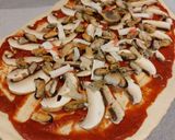 Foto del paso 2 de la receta: Fácil y rico! Pizza de mariscos con alcaparras :)