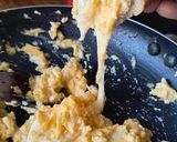 Foto del paso 2 de la receta: Huevos revueltos con queso