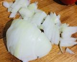 Hình bước làm 1 của món Sốt hành tây cà chua xào chay
