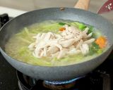 Foto langkah ke 7 dari resep Mie Kuah Ayam Labu Siam Devina Hermawan.