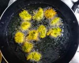 A picture of step 3 of Methi Kela Bhajiya.