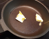 Foto del paso 2 de la receta: Huevos revueltos en pan cristal