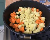 Une image de l'étape 6 de Pommes de terre, carottes et navets marteaux fruités.