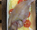 Foto del paso 3 de la receta: Gallo al horno con patatas, tomate y cebolla asados