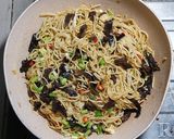 Foto langkah ke 6 dari resep Mie Goreng Jamur Kuping.