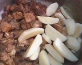 A picture of step 6 of Gosht aloo.