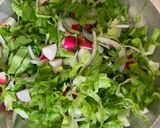 صورة لخطوة 2 من وصفة سلطة فجل وخس 🥗