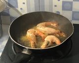 Foto langkah ke 1 dari resep Udang goreng mentega.