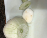 Foto del paso 1 de la receta: Crema de puerros y calabacín con crujiente de jamón