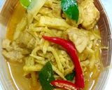 รูปขั้นตอนการทำที่ 8 ของ แกงกะทิไก่หน่อไม้สดต้ม