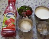A picture of step 1 of Fresh Strawberry milk shake.