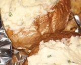 Fokhagymás túrós joghurtos töltött sült krumpli recept fázis 2 fotója