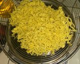 Foto langkah ke 2 dari resep Mie telur goreng.