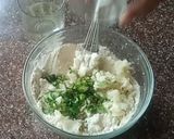 A picture of step 4 of Sabudana chilla with Hari chutney.