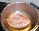 Foto del paso 1 de la receta: Pollo con patatas en salsa fácil