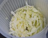 Foto del paso 1 de la receta: Ensalada de repollo con zanahorias y manzana con mayonesa de niguella