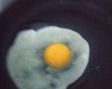 Foto langkah ke 3 dari resep Telur ceplok bawang goreng.
