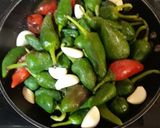 Foto del paso 1 de la receta: Pimientos del padrón al vino blanco