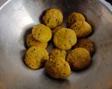 કોથમીર મરચા બિસ્કિટ ભાખરી (Biscuit bhakhri recipe in Gujarati) રેસીપી સ્ટેપ2ફોટો