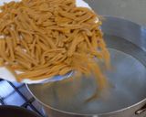 Foto del paso 5 de la receta: Fideos de zanahoria con cherry explotados y pollo al wok