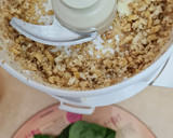 Foto del paso 2 de la receta: Salsa Pesto adaptada para Argentina 🇮🇹 🇦🇷 albahaca, ajo, nuez, queso y aceite de oliva VE