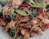 Foto langkah ke 6 dari resep Bihun goreng ayam manis pedas.