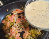 Foto del paso 3 de la receta: Quiche sin masa cremosa con salmón ahumado y verduras hecha en una sartén