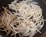 Foto del paso 3 de la receta: Pechugas encebolladas fáciles