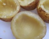 Foto langkah ke 1 dari resep Cheesy Baked Potatoes.