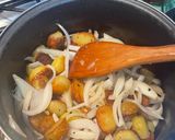 Foto del paso 1 de la receta: Anchovetas en salsa de tomate con papas a la lionesa