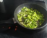 Foto del paso 1 de la receta: Revuelto de espárragos verdes y langostinos,