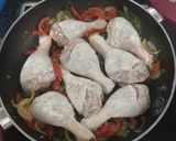 Foto del paso 1 de la receta: Jamoncitos de pollo guisados con verduritas y patatas dado