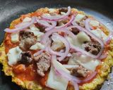 Foto del paso 10 de la receta: "Pizza" con base de coliflor al sartén🍕🧀🍖🥫🍅