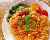 Hình bước làm 2 của món Mì trộn cá viên chiên rim nước mắm tỏi