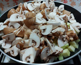 Foto del paso 2 de la receta: Revuelto de champiñones y calabacín🍄🥒🧀