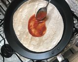 Foto del paso 2 de la receta: Pizza al sartén en masa de tortilla (burrera)