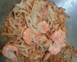 Foto langkah ke 6 dari resep Pad Thai With King Prawns.