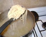 Foto del paso 3 de la receta: Fideos gratinados al horno de mi bisabuela con dos tipos de salsas