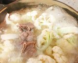 Hình bước làm 3 của món Canh Sườn Nấu Bông Cải Trắng (Súp Lơ Trắng)
