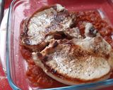 Foto del paso 4 de la receta: Chuleta de cerdo con salsa de tomate y queso gorgonzola