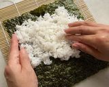 Foto del passaggio 10 della ricetta Sushi arrotolato senza pesce crudo