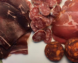 Foto del paso 2 de la receta: Embutido y pan con tomate para un aperitivo delicioso 😋