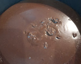 Foto del paso 6 de la receta: Tarta 3 chocolates con base de galleta y turrón 🍫🥄🍫